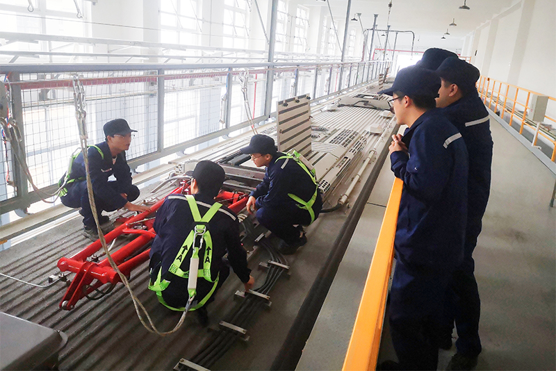 10月15日，车辆部检修车间工艺设备班组安全完成工程车架车作业。.jpg